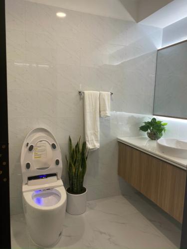 Toilet Saigon Pearl Quận Bình Thạnh Căn hộ Saigon Pearl nội thất cao cấp, view thành phố.