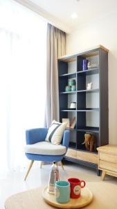 Phòng khách căn hộ Vinhomes Central Park, Quận Bình Thạnh Căn hộ Vinhomes Central Park đón view tầng cao, đầy đủ nội thất.