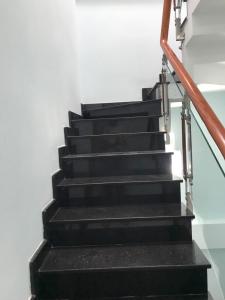 Cầu thang nhà phố Nhà phố cửa hướng Đông hẻm xe hơi rộng, kết cấu 3 tầng.