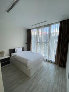 phòng ngủ Căn hộ Vinhomes Golden River tầng cao, nội thất đầy đủ.