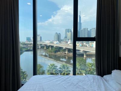 View phòng ngủ Vinhomes Golden River, Quận 1 Căn hộ Officetel Vinhomes Golden River ban công hướng Đông Bắc.