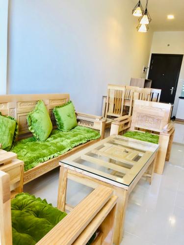 phòng khách căn hộ  1+1 phòng ngủ the sun avenue Căn hộ The Sun Avenue đón view nội khu, nội thất đầy đủ.