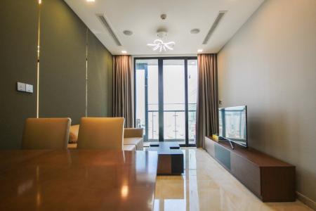 phòng khách Căn hộ tầng cao Vinhomes Golden River hướng Đông Bắc mát mẻ.