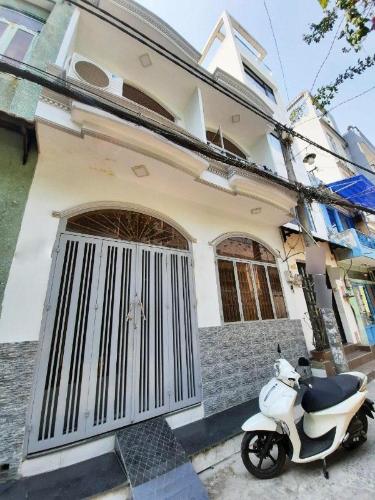 Mặt tiền nhà phố Lạc Long Quân, Quận 11 Nhà phố hướng Đông Bắc, hẻm 4m xe hơi, thông thoáng đường lớn.