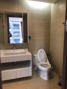 Phòng tắm  căn hộ Vinhomes Central Park, Quận Bình Thạnh Căn hộ Vinhomes Central Park cửa hướng Tây Bắc, nội thất cơ bản.