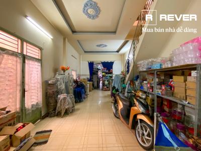 Phòng khách nhà phố Quận 7 Nhà hẻm Huỳnh Tấn Phát, Quận 7, cách công viên Tân Thuận 500m