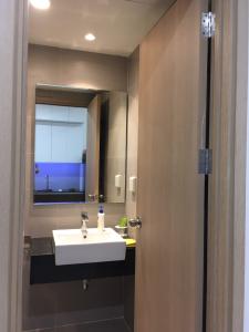 Bên trong officetel Sunrise CityView Office-tel Sunrise CityView đầy đủ nội thất, view thành phố.