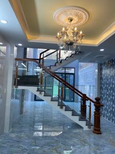 Phòng khách nhà phố Nhà phố Bình Tân hướng Bắc thiết kế hiện đại, hẻm xe hơi.