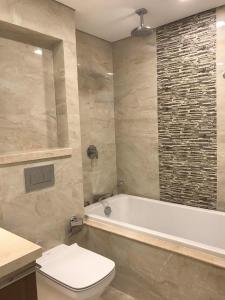 phòng tắm Căn hộ Vinhomes Golden River tầng trung, view Tây Nam.