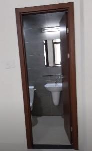 Phòng tắm căn hộ Green River, Quận 8 Căn hộ Green River cửa chính hướng Đông Bắc, view nội khu yên tĩnh.