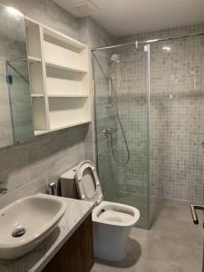 Nhà vệ sinh bàn giao căn hộ Kingdom 101 Bán căn hộ Kingdom 101 Quận 10 tầng cao, diện tích 43m2, 2PN, ban công hướng Tây Bắc 