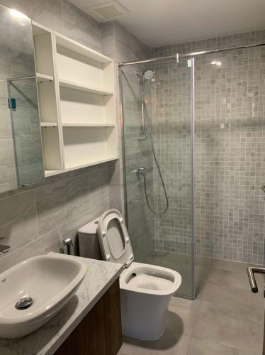 Nhà vệ sinh bàn giao căn hộ Kingdom 101 Bán căn hộ Kingdom 101 Quận 10 tầng cao, diện tích 43m2, 2PN, ban công hướng Tây Bắc 