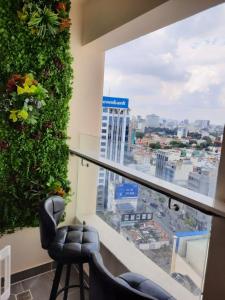 Ban công Terra Royal, Quận 3 căn hộ Terra Royal nội thất đẹp cao cấp, view thành phố sầm uất.