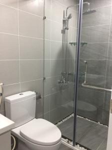 Toilet Scenic Valley, Quận 7 Căn hộ Scenic Valley tầng trung, view nội khu hồ bơi.