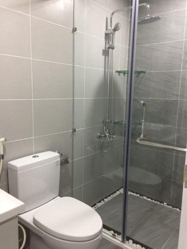 Toilet Scenic Valley, Quận 7 Căn hộ Scenic Valley tầng trung, view nội khu hồ bơi.