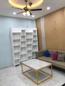 Phòng khách nhà phố Gò Vấp Nhà phố cửa hướng Đông hẻm xe hơi rộng, kết cấu 3 tầng.