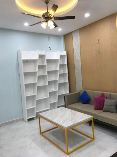 Phòng khách nhà phố Gò Vấp Nhà phố cửa hướng Đông hẻm xe hơi rộng, kết cấu 3 tầng.