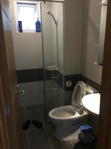 Phòng tắm nhà phố Quận Thủ Đức Nhà phố hẻm nhựa rộng 12m, sát chung cư 4S Linh Đông, đầy đủ nội thất.