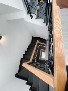 Không gian nhà phố Quận Bình Thạnh Nhà phố có 2 mặt tiền hẻm xe hơi hướng Bắc thoáng mát, sổ hồng riêng.