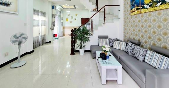 Nhà phố Huyện Nhà Bè Nhà phố diện tích 66m2 có cửa hậu xe hơi đậu trong nhà, nội thất cơ bản.