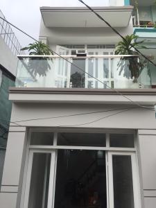 Mặt tiền nhà phố Trần Xuân Soạn, quận 7 Nhà phố trung tâm quận 7 thiết kế hiện đại, nội thất cơ bản.