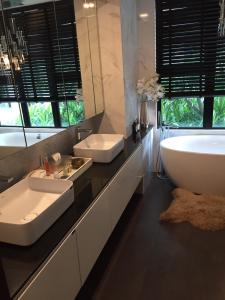 Phòng tắm Feliz En Vista Quận 2 Căn hộ Feliz En Vista nội thất sang trọng, view nội khu.