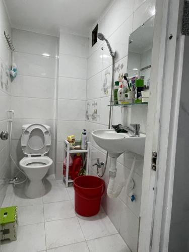 Phòng tắm nhà phố Quận Tân Bình Nhà phố Q.Tân Bình diện tích sử dụng 54.4m2, sổ hồng pháp lý rõ ràng.
