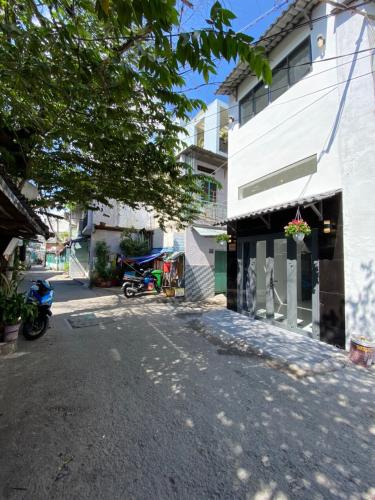 Hẻm trước nhà Nhà phố hướng Nam, 2 mặt tiền hẻm thông thoáng.