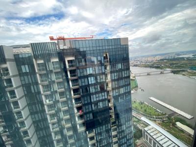 view Căn hộ Vinhomes Golden River tầng cao, nội thất đầy đủ.