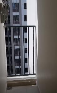 Ban công căn hộ Green River, Quận 8 Căn hộ Green River cửa chính hướng Đông Bắc, view nội khu yên tĩnh.