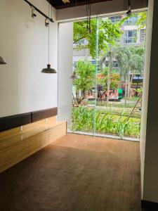 Không gian căn Shop-house Vinhomes Central Park, Bình Thạnh Căn Shop-house 1 trệt 1 lầu cửa hướng Bắc, nội thất cơ bản.