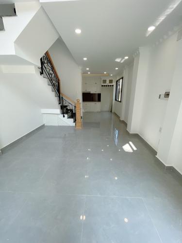 Phòng khách nhà phố Quận Bình Thạnh Nhà phố có 2 mặt tiền hẻm xe hơi hướng Bắc thoáng mát, sổ hồng riêng.