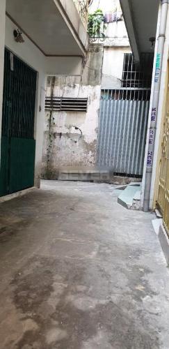 Đường trước nhà phố Quận 1 Nhà phố diện tích 26m có sổ hồng riêng, khu dân cư đông đúc.
