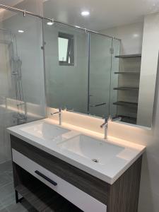 Nhà vệ sinh Saigon South Residence  Căn hộ Saigon South Residence ban công hướng Tây, nội thất tiện nghi.