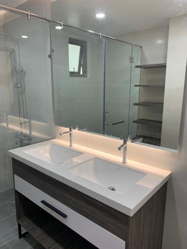 Nhà vệ sinh Saigon South Residence  Căn hộ Saigon South Residence ban công hướng Tây, nội thất tiện nghi.