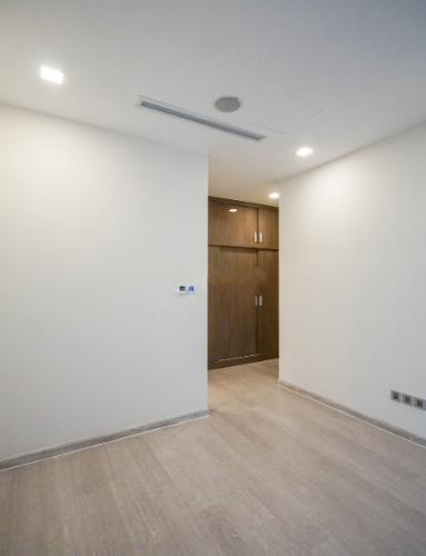 Phòng ngủ Vinhomes Golden River, Quận 1 Căn hộ Vinhomes Golden River tầng cao, ban công view Đông Bắc.