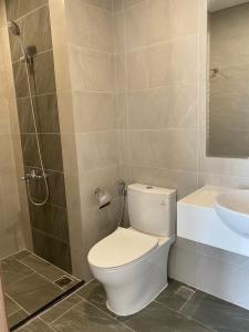 Toilet Vinhomes Grand Park Quận 9 Căn hộ Vinhomes Grand Park tầng cao, view thành phố cùng sông.