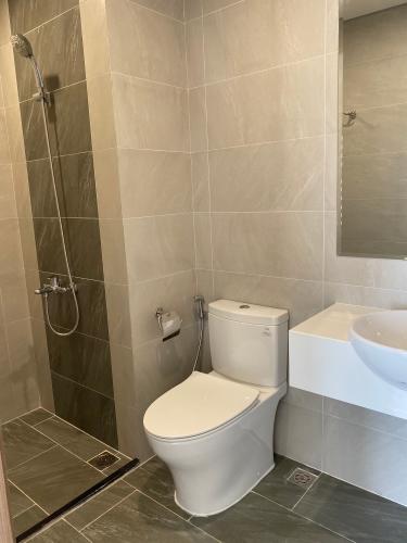Toilet Vinhomes Grand Park Quận 9 Căn hộ Vinhomes Grand Park tầng cao, view thành phố cùng sông.