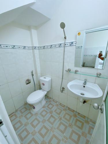 Phòng tắm nhà phố Quận Thủ Đức Nhà 1 trệt 1 lầu mặt tiền hẻm 6m Q.Thủ Đức hướng Đông, sổ hồng riêng.