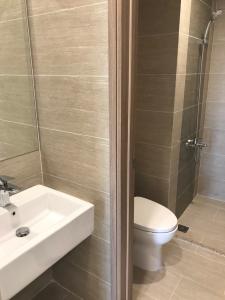 Toilet Vinhomes Grand Park Quận 9 Căn hộ Vinhomes Grand Park nội thất cơ bản, view nội khu hồ bơi.