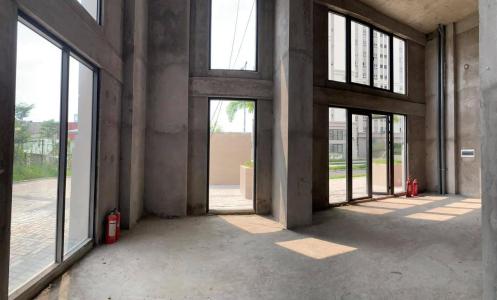 Shop-house Imperial Place bàn giao thô, diện tích 60m2.