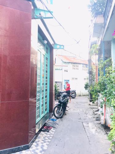 Đường trước nhà Bán nhà phố đường hẻm Phan Đình Phùng phường 1 quận Phú Nhuận, 3 phòng ngủ, diện tích đất 25.1m2, sổ hồng đầy đủ.
