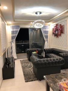  Phòng khách  căn hộ The Gold View Bán căn hộ The Gold View thuộc tầng cao, 2 phòng ngủ, diện tích 85m2, đầy đủ nội thất.