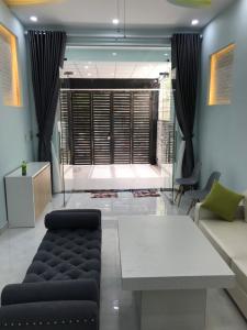 Phòng khách nhà phố Gò Vấp Nhà phố cửa hướng Đông hẻm xe hơi rộng, kết cấu 3 tầng.