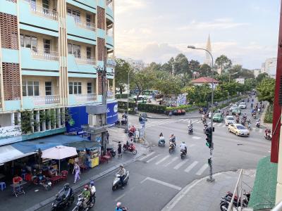 View ban công nhà phố Đỗ Quang Dầu, Quận 1 Nhà phố homestay hướng Đông Nam, gần công viên 23 tháng 9.