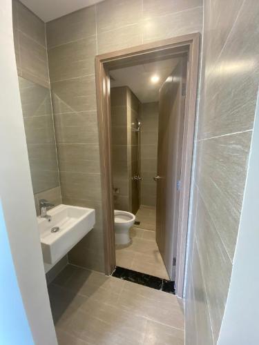 Toilet Vinhomes Grand Park Quận 9 Căn hộ Vinhomes Grand Park view sông thoáng mát, 2 phòng ngủ.