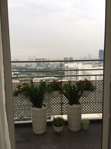 Ban công Scenic Valley, Quận 7 Căn hộ Scenic Valley tầng trung, view nội khu hồ bơi.