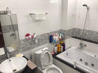 Phòng tắm nhà phố Bình Thạnh  Bán nhà hẻm Q. Bình Thạnh, cách Phạm Văn Đồng 100m, sổ hồng chính chủ.