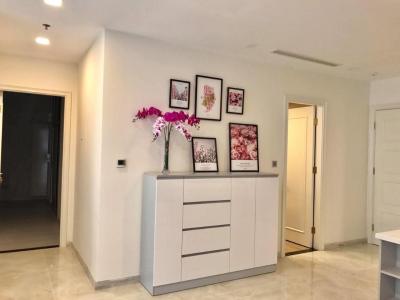 phòng khách Căn hộ Vinhomes Golden River tầng trung, view Tây Nam.