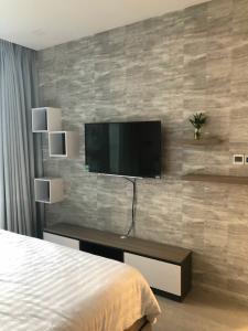 phòng ngủ Căn hộ Vinhomes Golden River tầng trung, view thành phố và sông